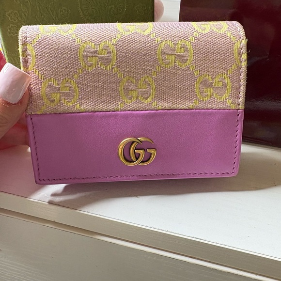 💜GUCCI💜 RARE Moire Calfskin Monogram Bi-Fold Card Case Lilac Yellow - Picture 3 of 10
